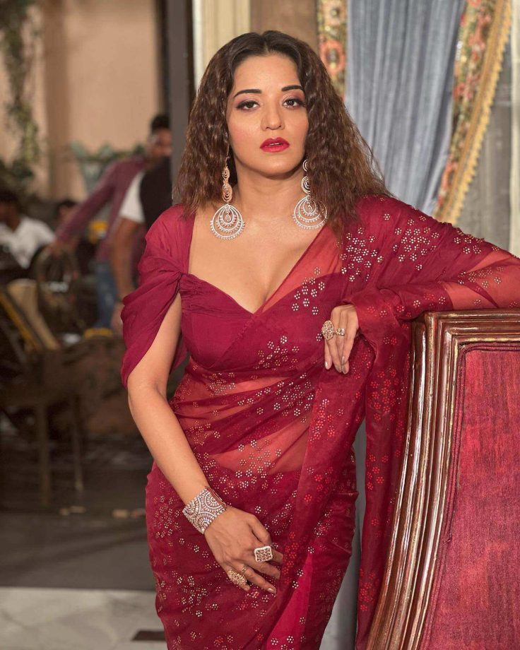 Monalisa Goes Gorgeous In Maroon Saree, And We Can't Take Eyes Off Her 811615