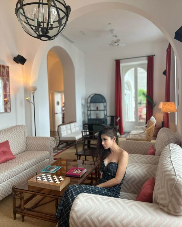 Mouni Roy is feeling lazy on couch, see what's cooking? 807817