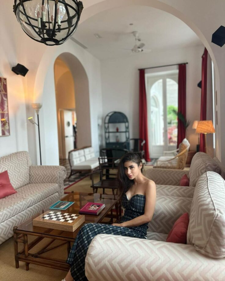 Mouni Roy is feeling lazy on couch, see what's cooking? 807818