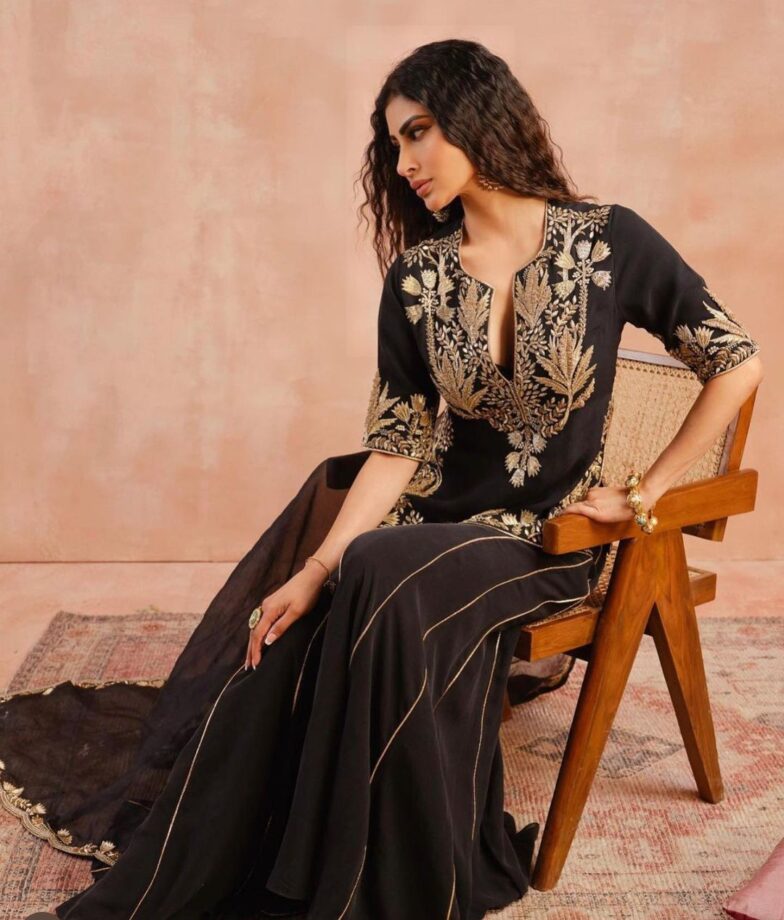 Mouni Roy Personifies Royalty In Black Sharara Set, Disha Patani Comments ‘So Beautiful’ 810430