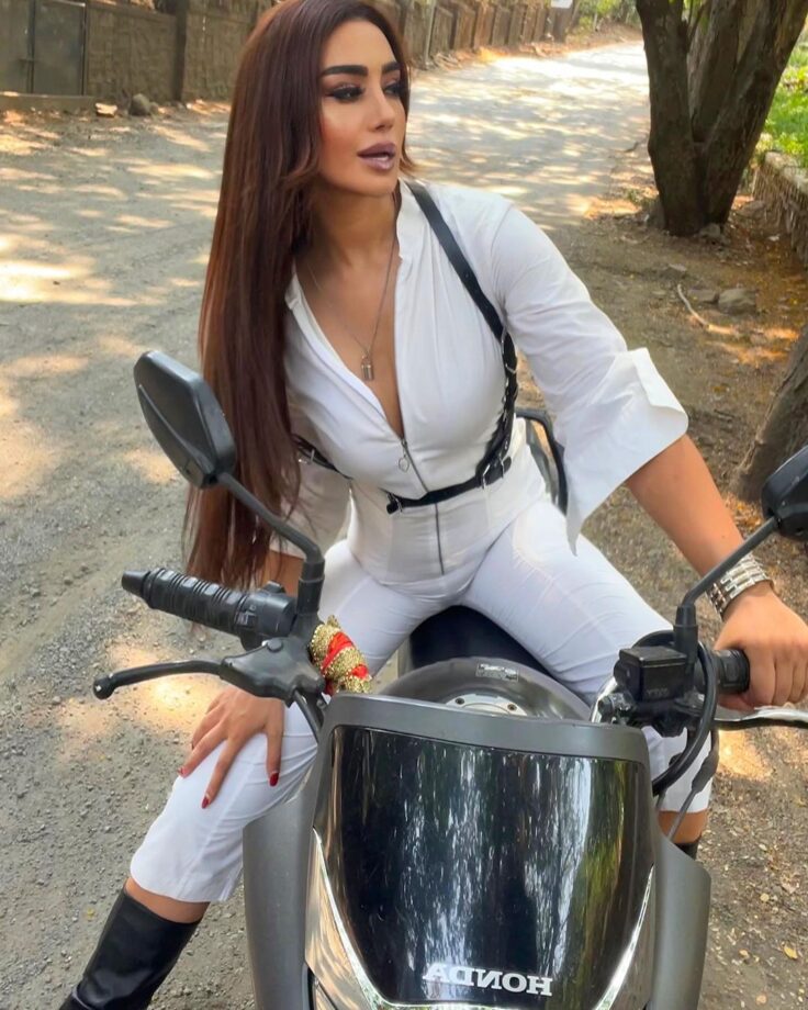 Naagin Fame Mahekk Chahal Dresses Elegantly In White; Goes On An Adventurous Bike Ride 805394