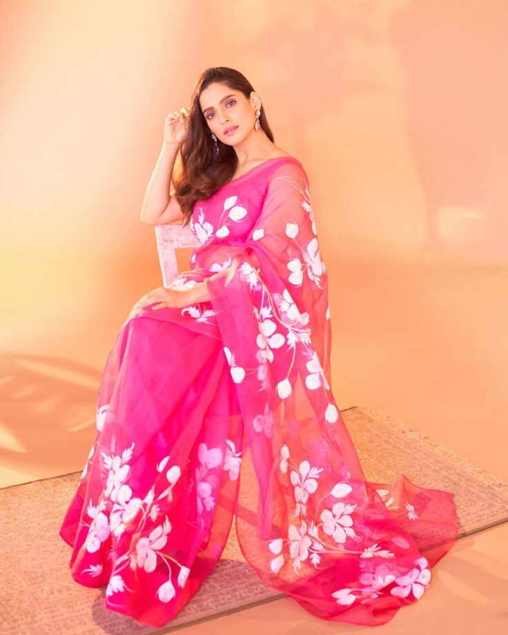 Priya Bapat Turns Muse In Pink Printed Saree; Fans Awestruck 810684
