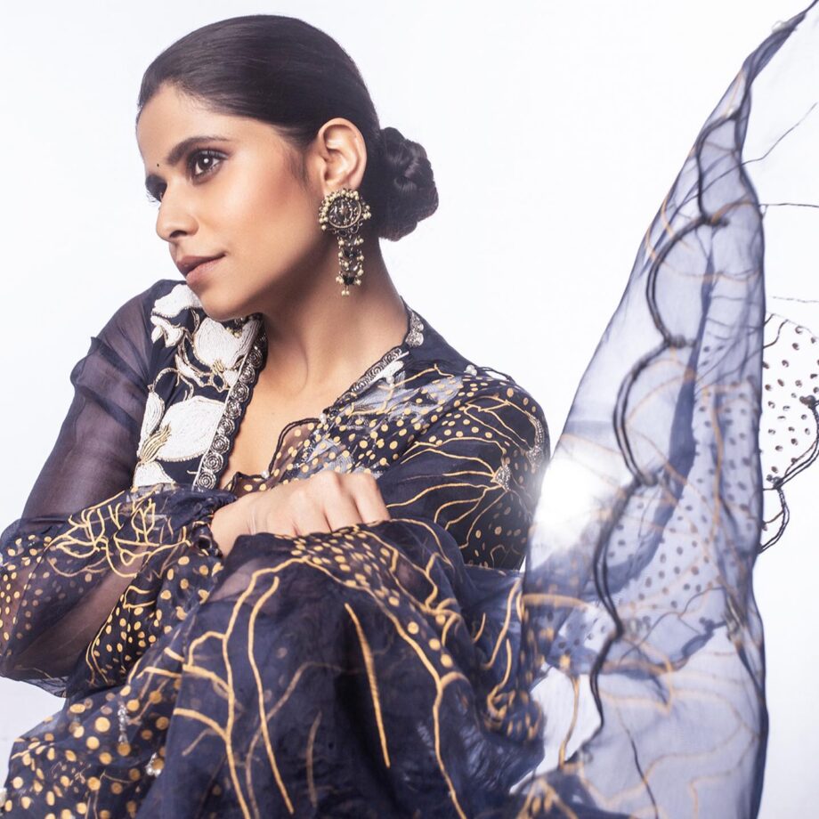 Saie Tamhankar Turns Diva In Organza Saree; See Pics Now 811106