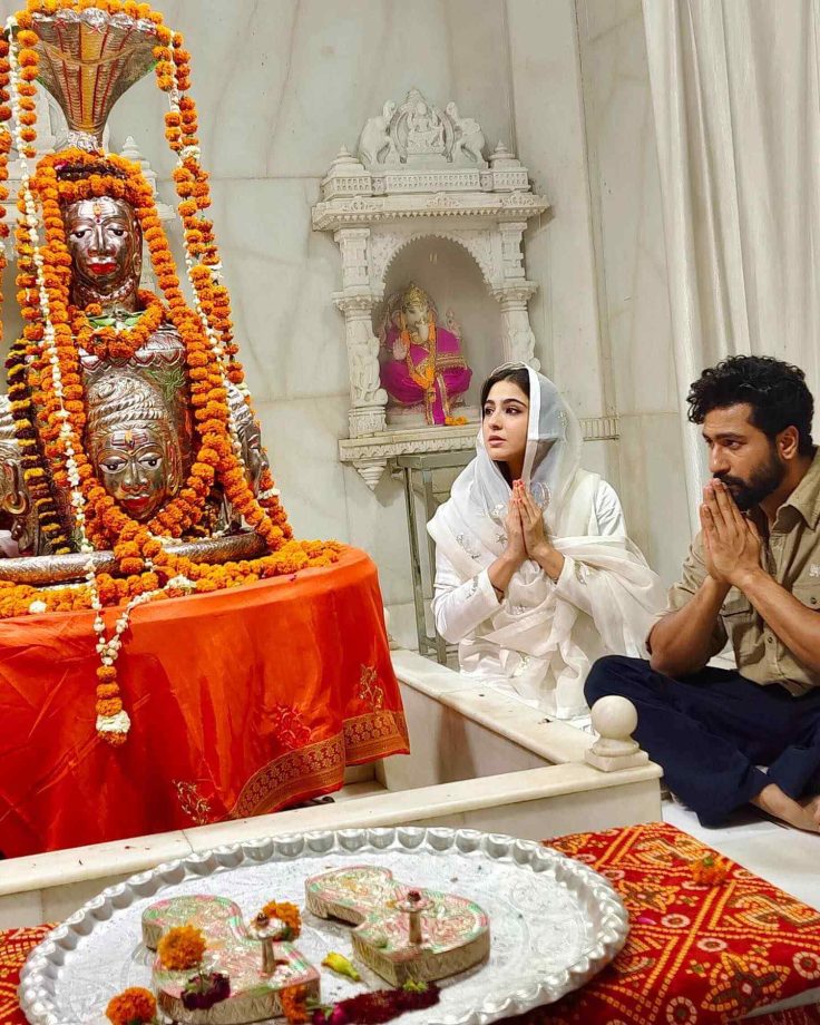 Sara Ali Khan and Vicky Kaushal pray in Lord Shiva temple in Lucknow, pic goes viral 811510