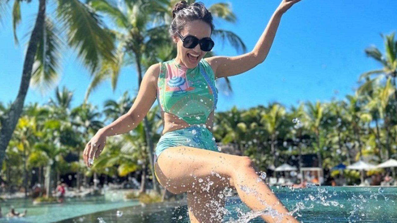 Surbhi Jyoti turns water baby, looks irresistible and super hot like never before 809395