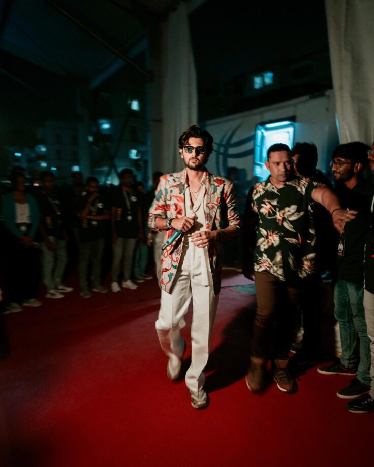 Take the floral blazer cue from Darshan Raval, pictures inside 809290