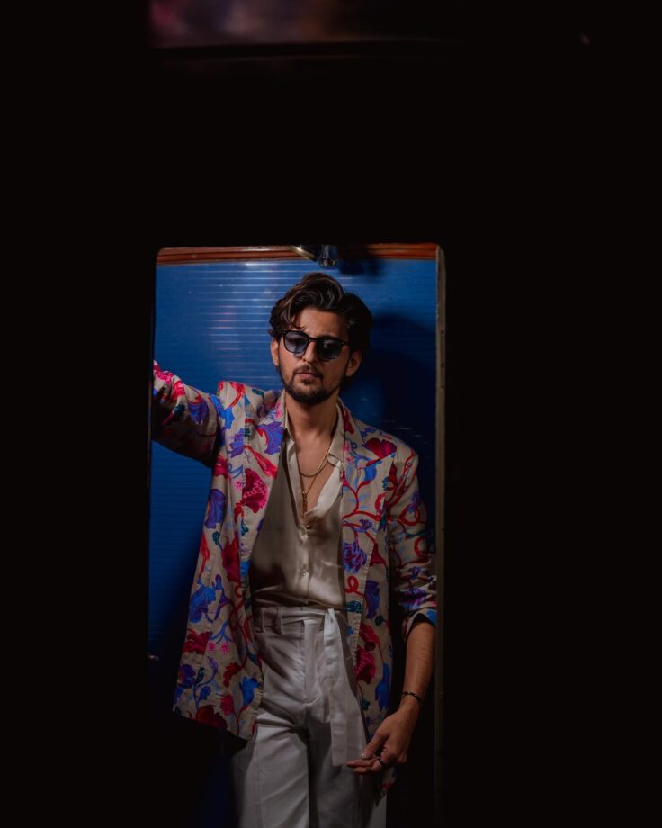 Take the floral blazer cue from Darshan Raval, pictures inside 809293