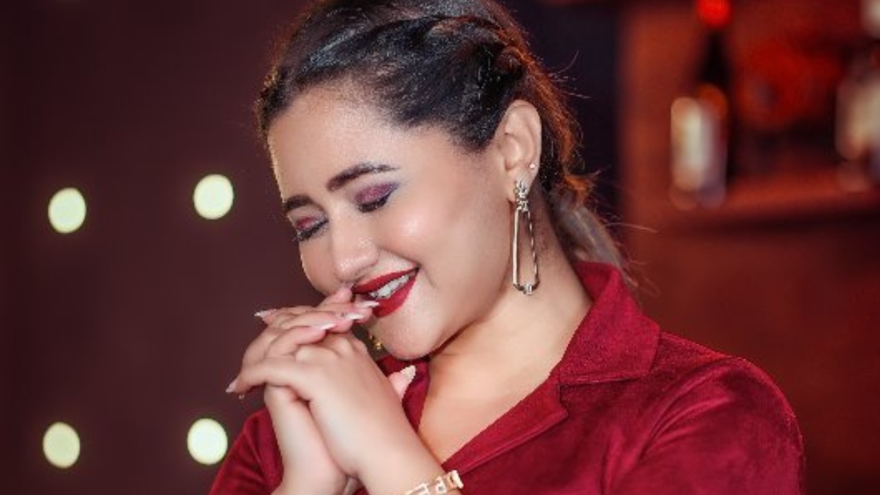 Watch: Rashami Desai gets dancing shoes on in stunning maroon outfit, internet is impressed 803051