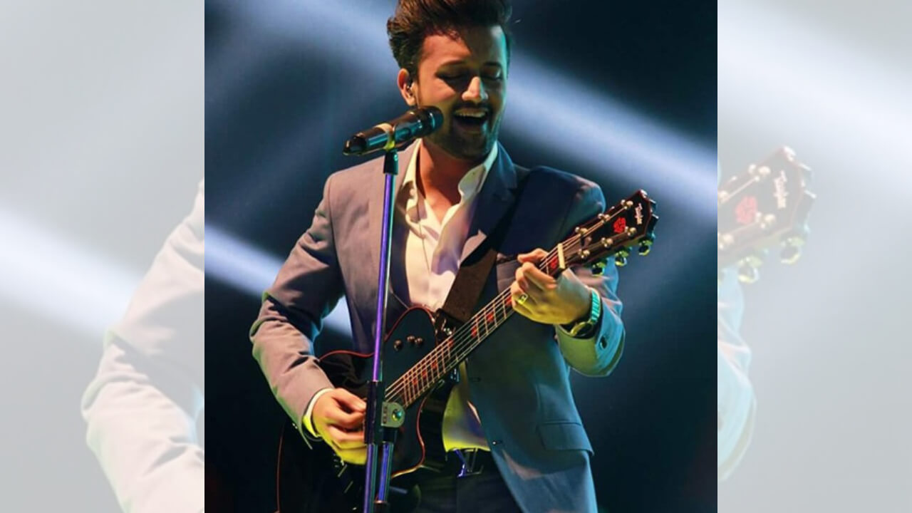 Atif Aslam drops unseen glimpses from his UK concert, watch 813876