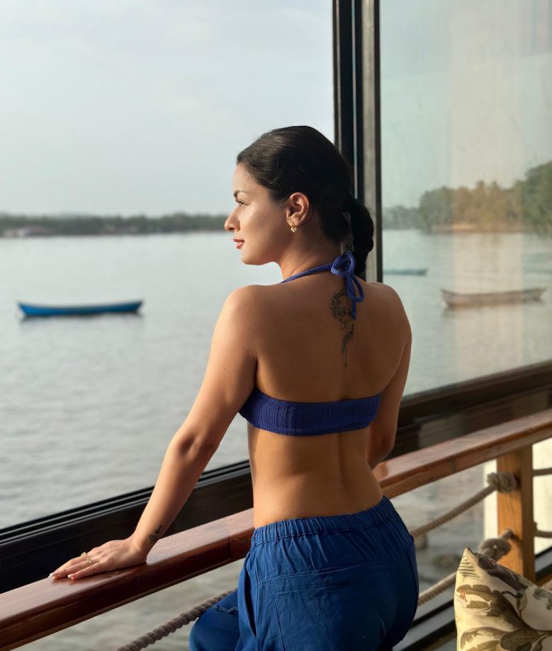 Avneet Kaur gets her summer body checked, looks ultra hot in blue crop top and joggers 817009