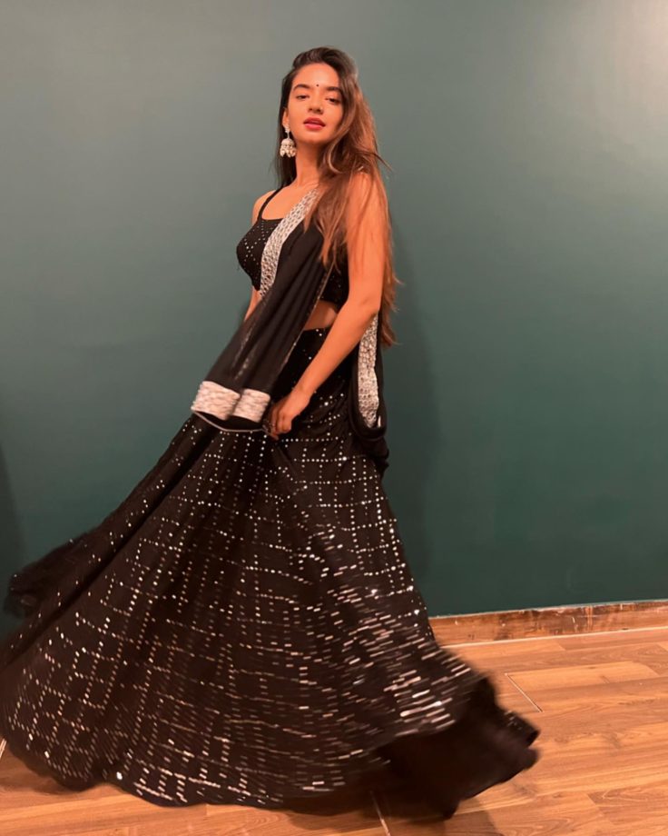 Haye Garmi: Anushka Sen flaunts curvaceous structure with perfection in black and white outfit 819419