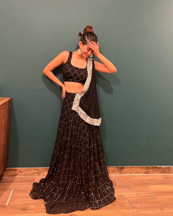 Haye Garmi: Anushka Sen flaunts curvaceous structure with perfection in black and white outfit 819420