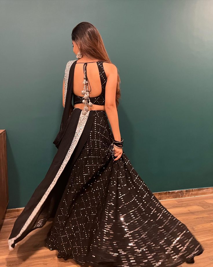 Haye Garmi: Anushka Sen flaunts curvaceous structure with perfection in black and white outfit 819416