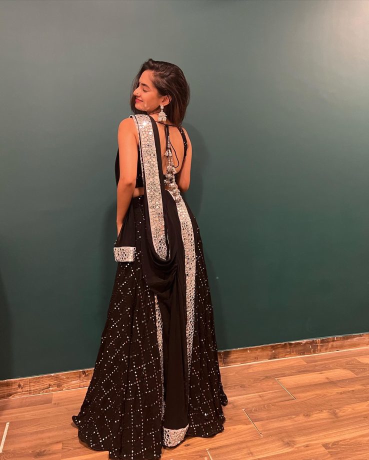 Haye Garmi: Anushka Sen flaunts curvaceous structure with perfection in black and white outfit 819417