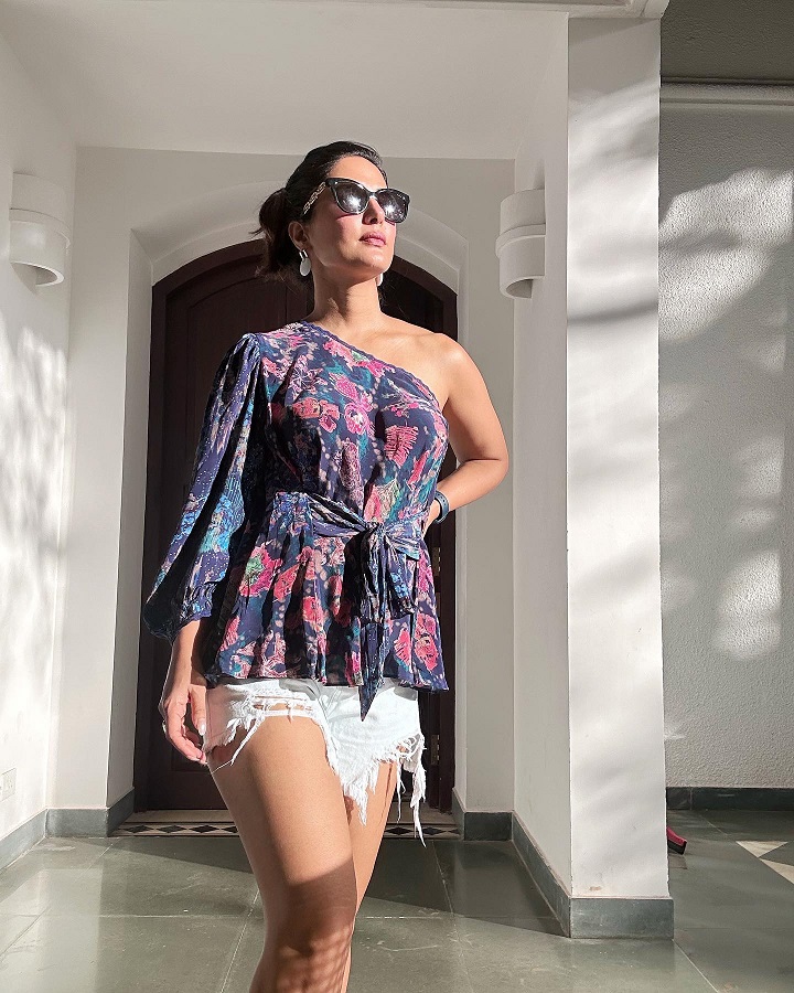 Hina Khan sizzles in one-shoulder bold outfit, rocks sunglass look like pro 815055