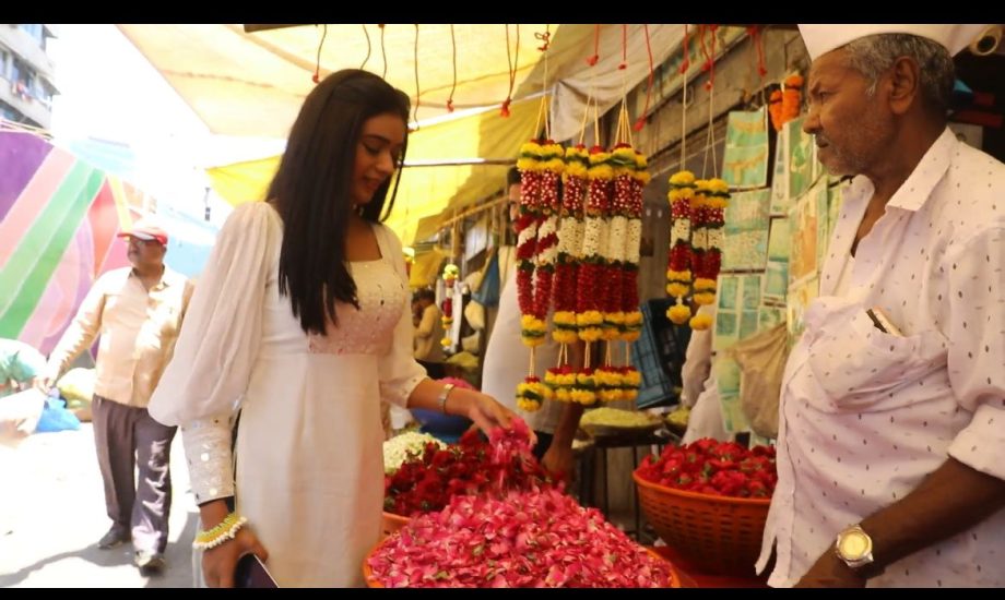 “I interacted with the florists and flower vendors at the flower market, observed their body language to attain perfection for my character,” Says Neha Solanki on her experience visiting the most popular Mumbai flower market 812820