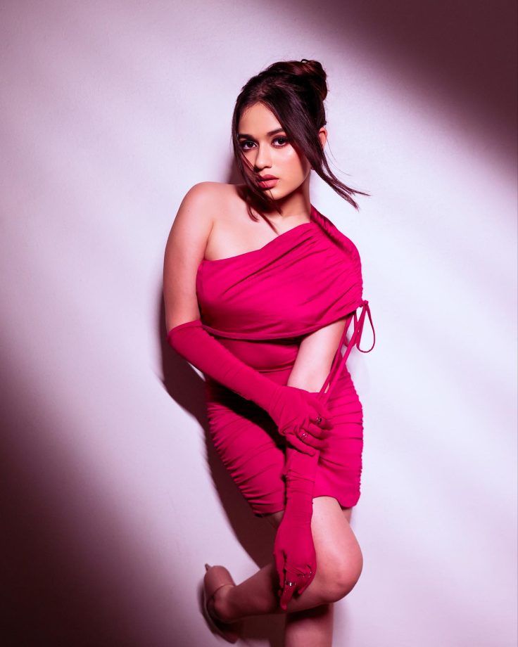 Jannat Zubair Mesmerizes Stunning Magenta Pink Dress 822309
