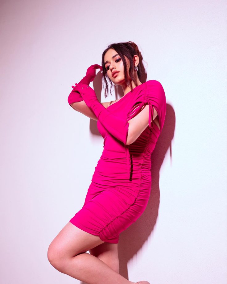 Jannat Zubair Mesmerizes Stunning Magenta Pink Dress 822306