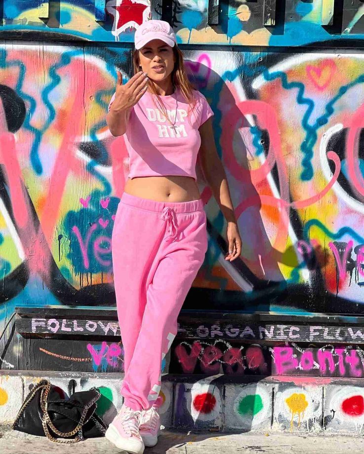 Nia Sharma Flaunts Midriff In Pink, Check Out 819575