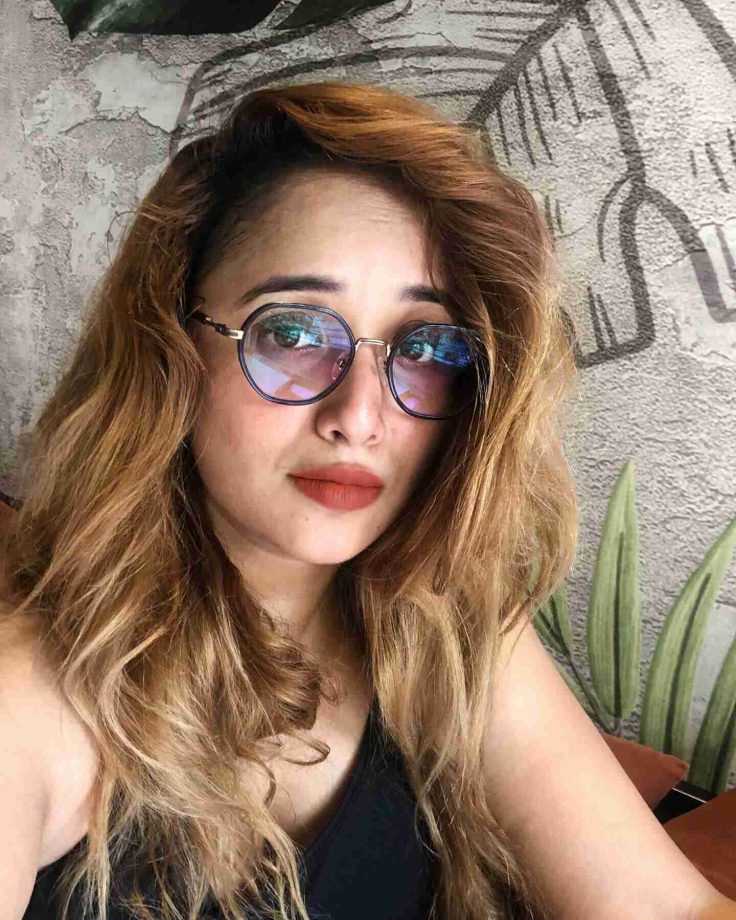 Rani Chatterjee Looks Gorgeous In Specs; See Photos 816853