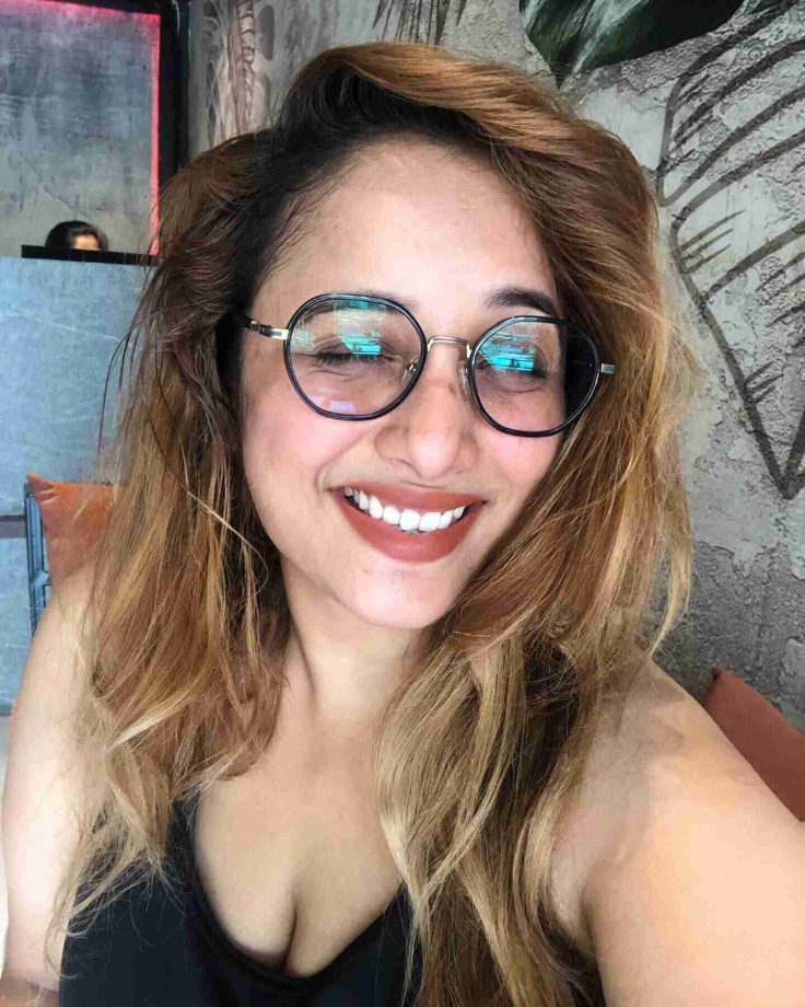 Rani Chatterjee Looks Gorgeous In Specs; See Photos 816854