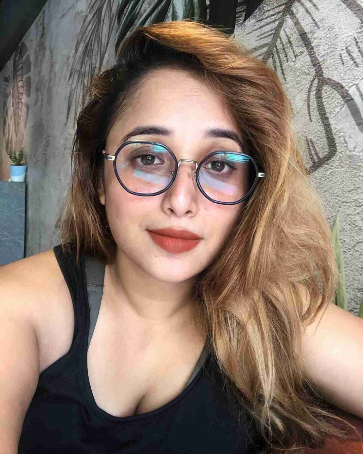 Rani Chatterjee Looks Gorgeous In Specs; See Photos 816852
