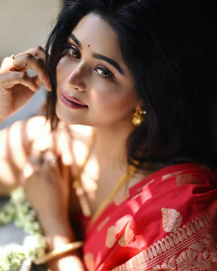 Ritabhari Chakraborty Looks Magical In Red Saree And Bold Eyes; Check Out 814605