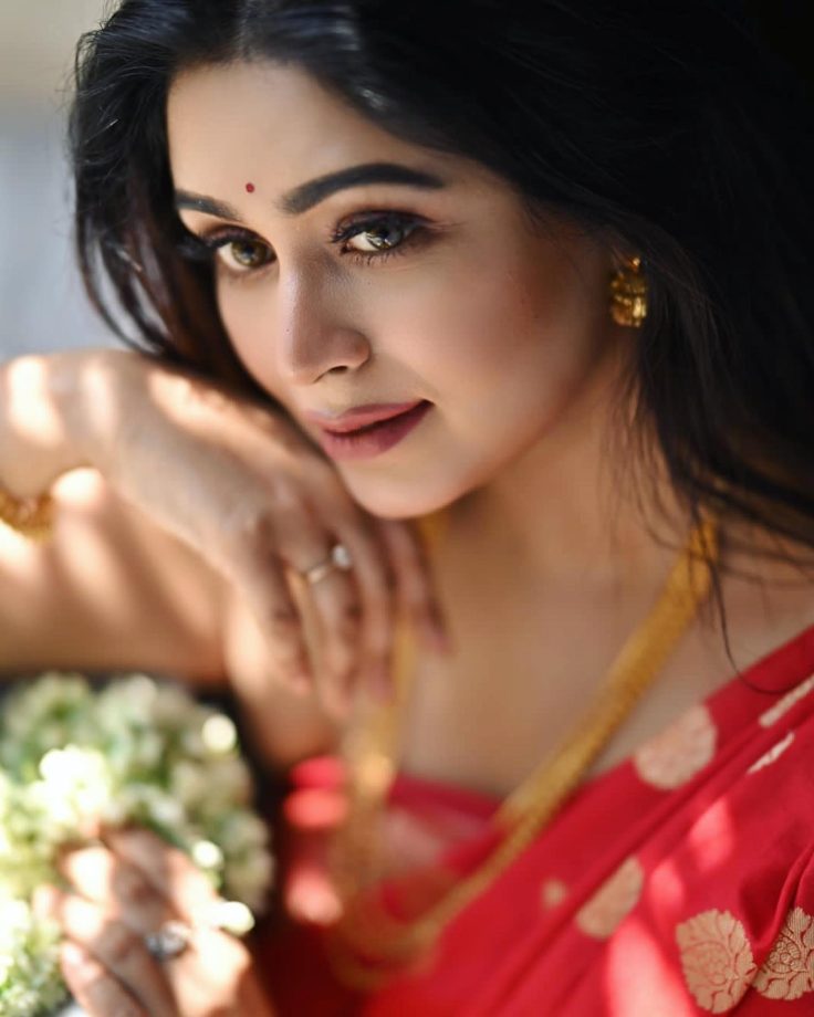 Ritabhari Chakraborty Looks Magical In Red Saree And Bold Eyes; Check Out 814608