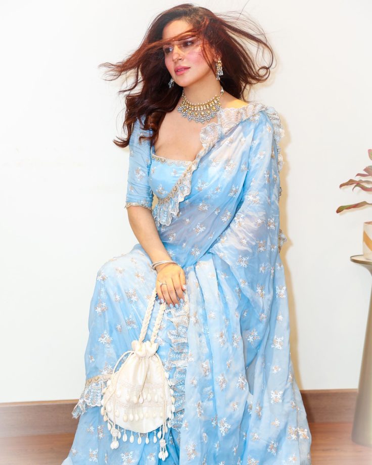 Shraddha Arya Steals Hearts In Blue Saree, See Pics 821056