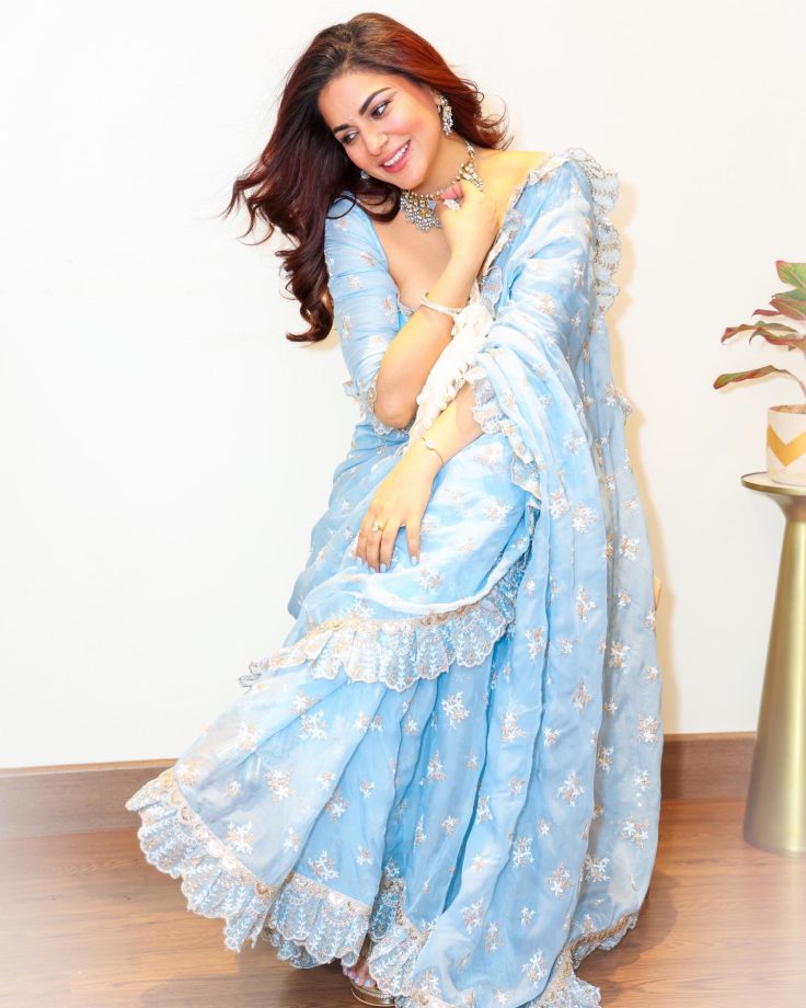 Shraddha Arya Steals Hearts In Blue Saree, See Pics 821057