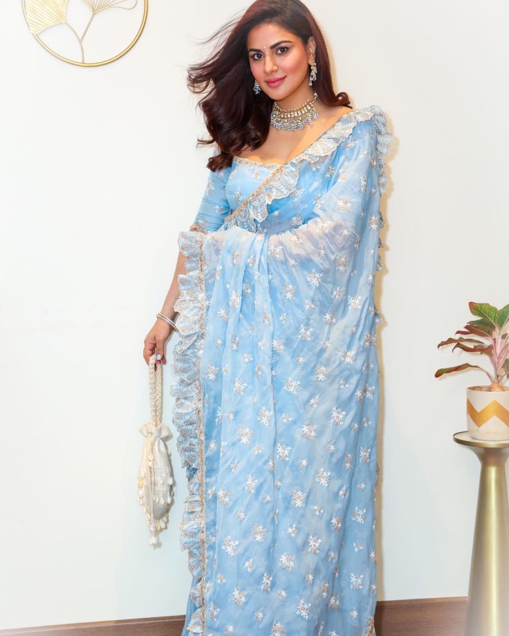 Shraddha Arya Steals Hearts In Blue Saree, See Pics 821058