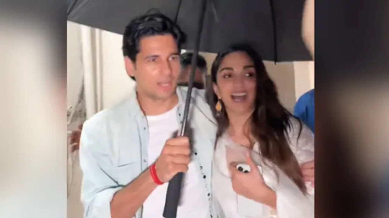 Sidharth Malhotra And Kiara Advani Walk In Rain After Satya Prem Ki Katha Screening 821633