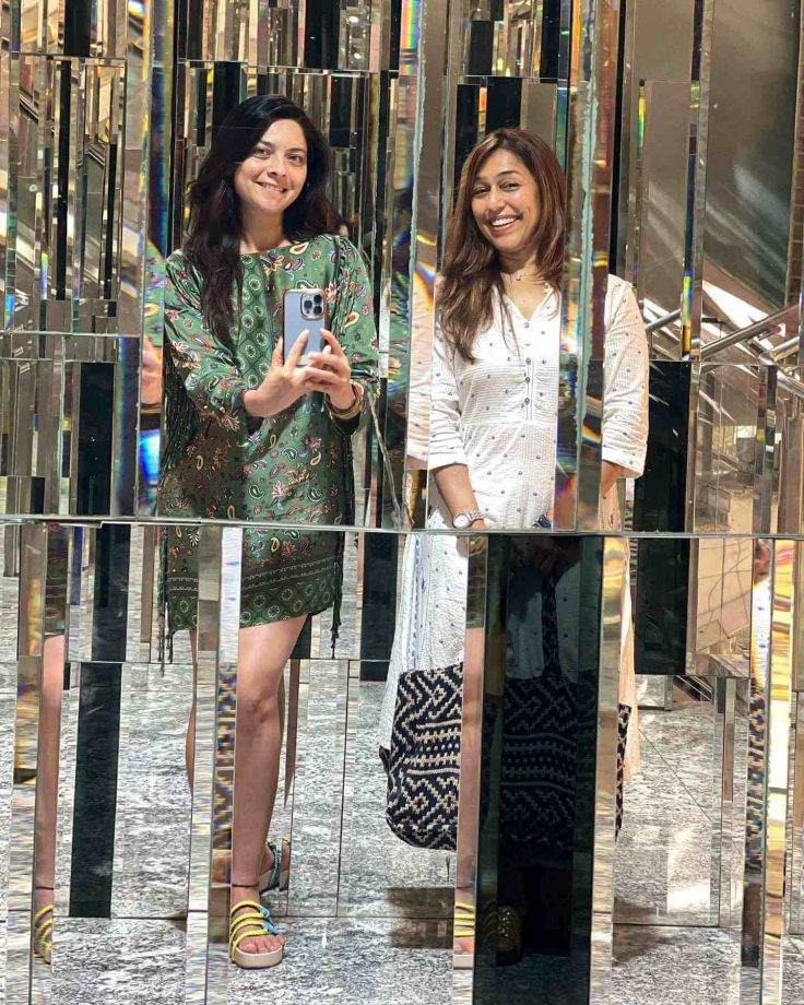 Sonalee Kulkarni Smiles For Mirror Selfie; Wishes To Grow Together With Special Someone 816134