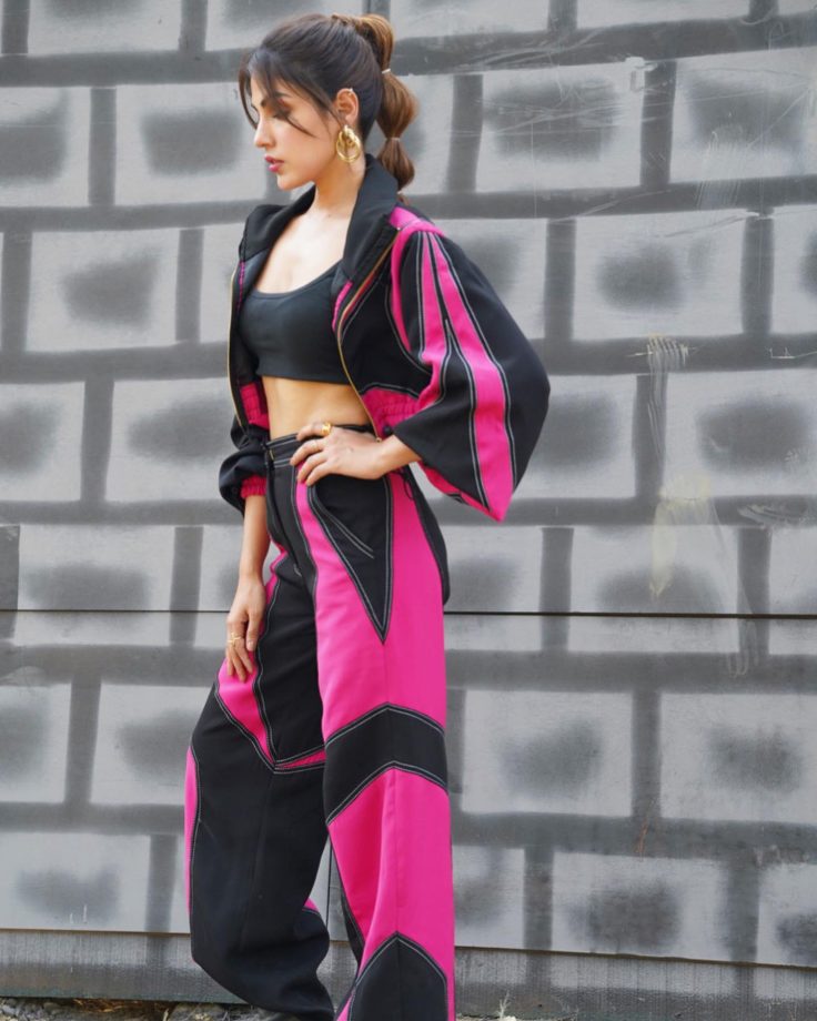 Stop and stare! Rhea Chakraborty looks grand in hot pink and black athleisure 816875