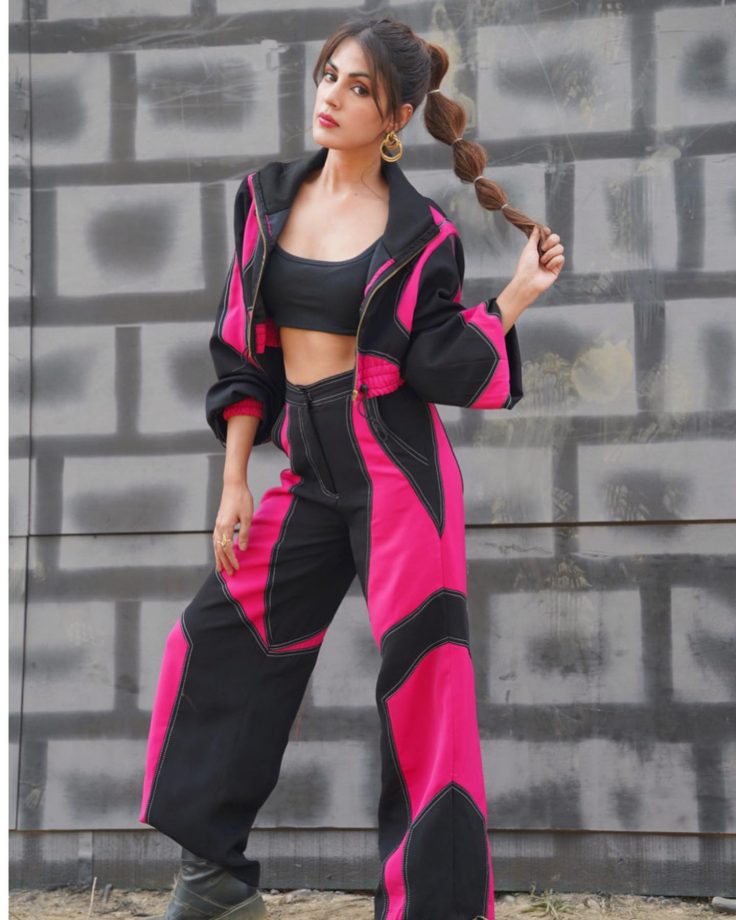 Stop and stare! Rhea Chakraborty looks grand in hot pink and black athleisure 816876