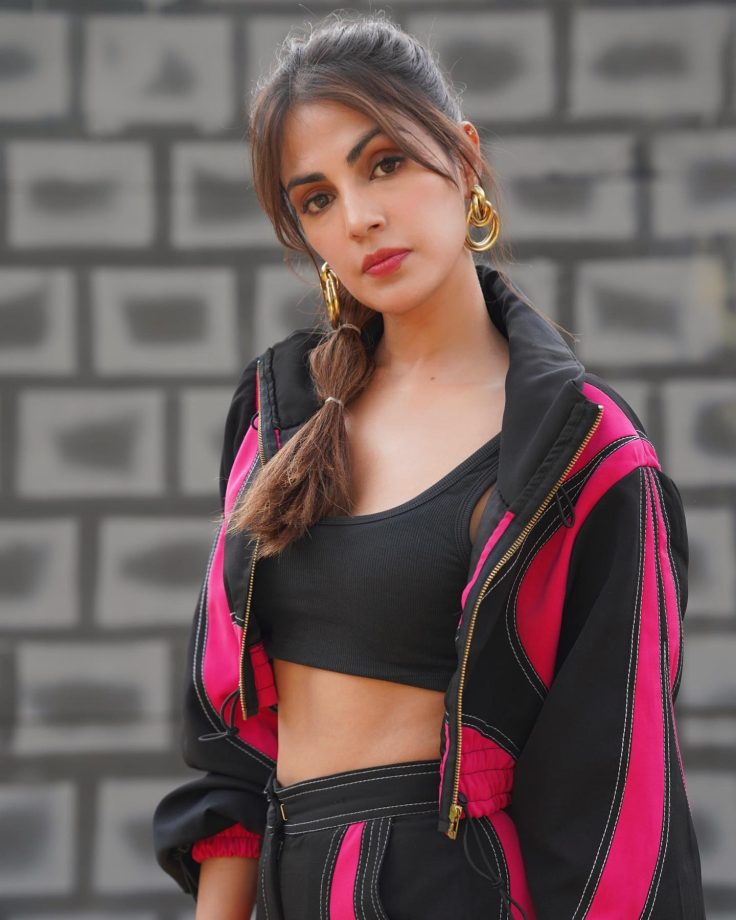 Stop and stare! Rhea Chakraborty looks grand in hot pink and black athleisure 816877