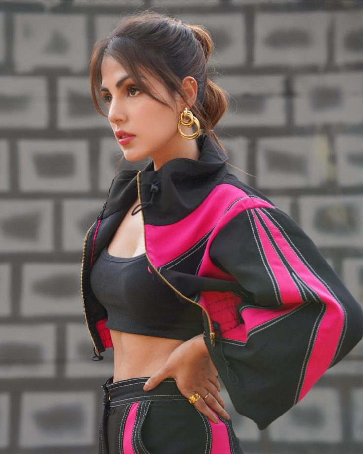 Stop and stare! Rhea Chakraborty looks grand in hot pink and black athleisure 816878