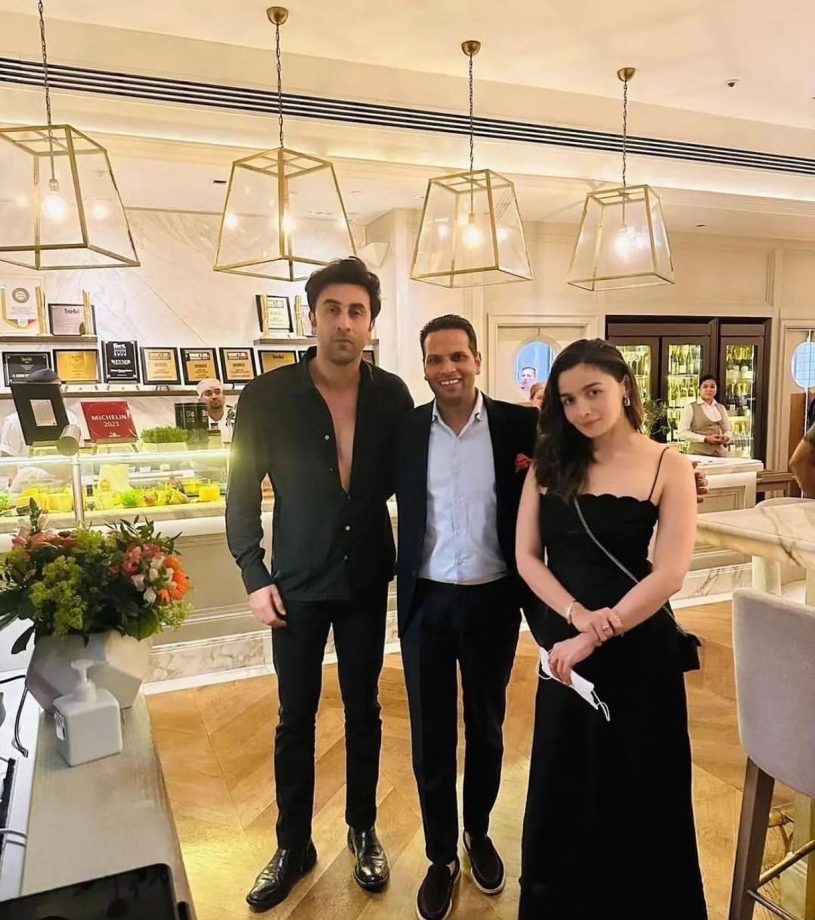 Trending: Ranbir Kapoor and Alia Bhatt enjoy dinner date in Dubai, pic goes viral 819371