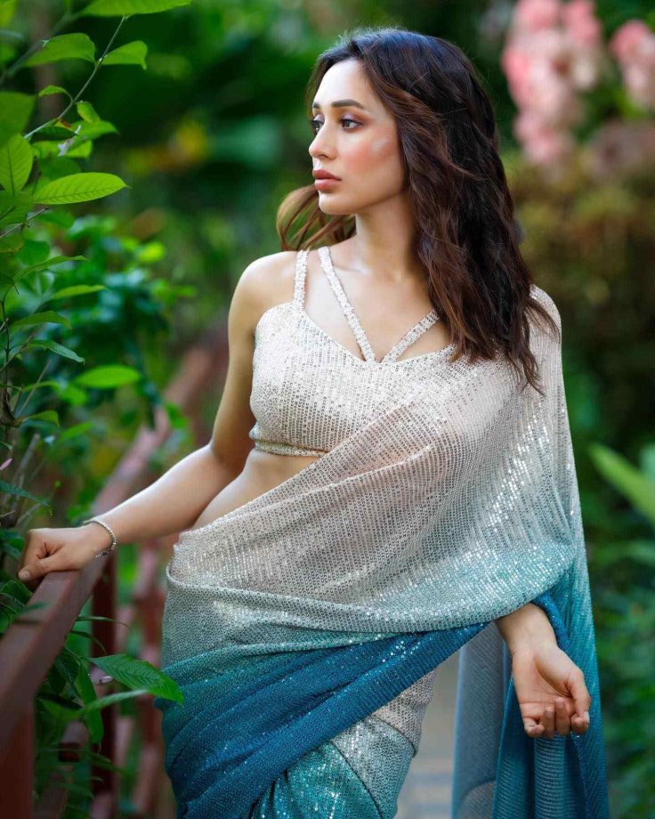 A dash of turquoise and glitter is what Mimi Chakraborty calls for a traditional drape 834523