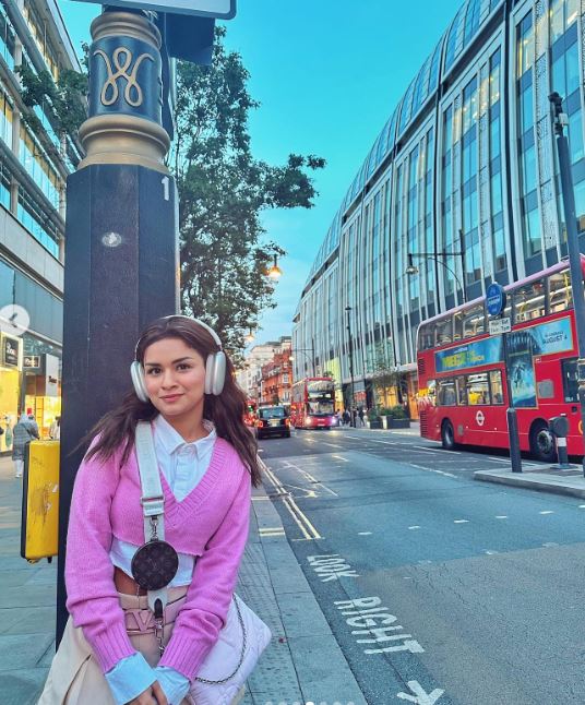 Avneet Kaur Gets Dressed In Crop Top And Mini Skirt Style To Enjoy London Vibe 836271
