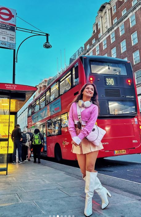 Avneet Kaur Gets Dressed In Crop Top And Mini Skirt Style To Enjoy London Vibe 836272