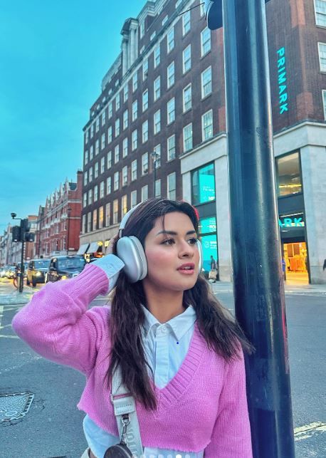 Avneet Kaur Gets Dressed In Crop Top And Mini Skirt Style To Enjoy London Vibe 836270