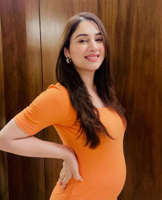 Bade Achhe Lagte Hain Fame Disha Parmar Is Radiant With Pregnancy Glow; Take A Look 831761