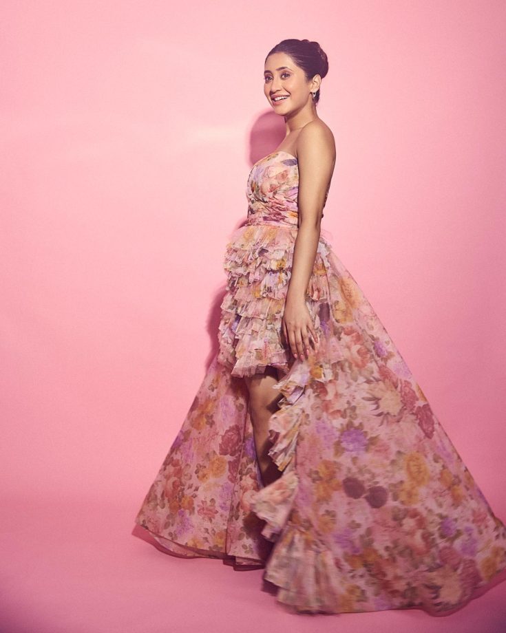 Barsaatein Actress Shivangi Joshi Nails Monsoon Style in Floral Dress 822727