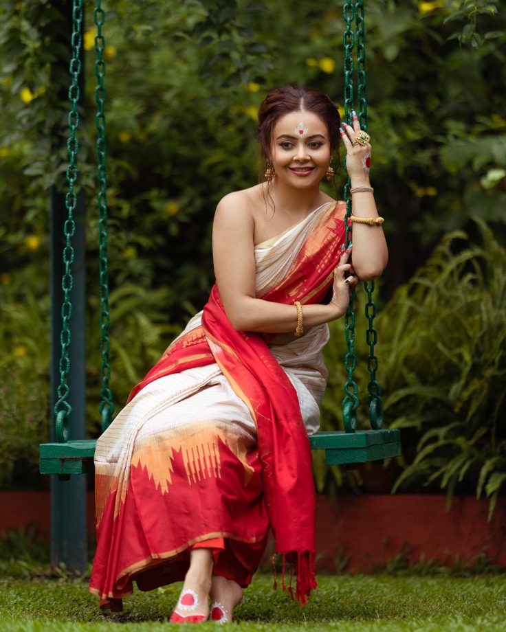 Devoleena Bhattacharjee Soaring Hotness As She Ditched Blouse In Bengali Traditional Look, Check Now 831696