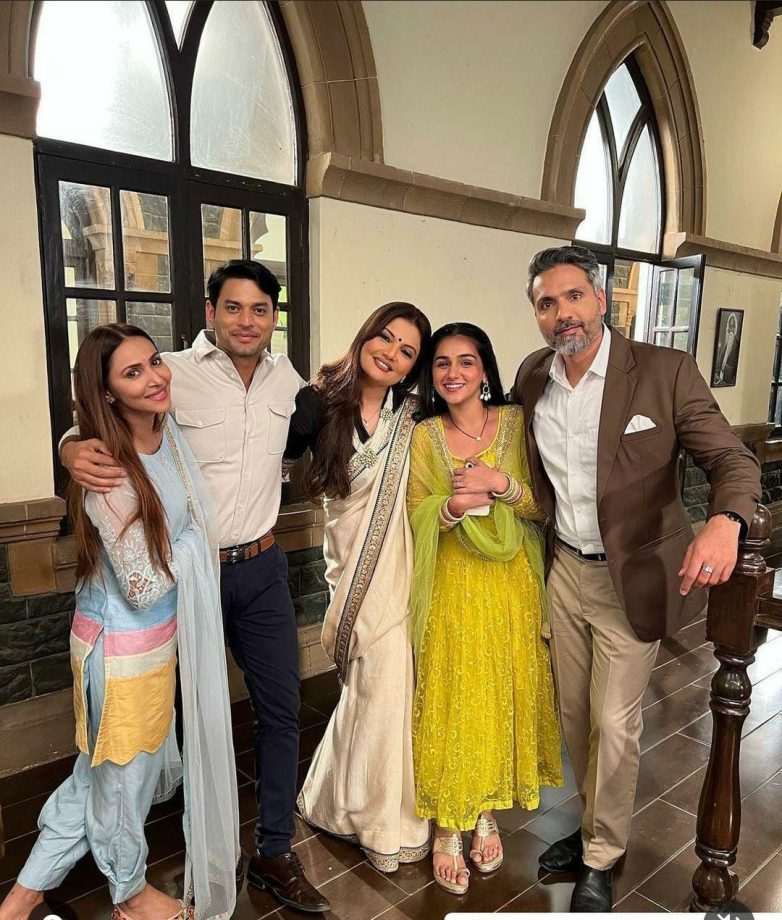 Double celebration for Shoaib Ibrahim Ayushi Khurana, Rachana Mistry and Iqbal khan as their show ‘Ajooni’ and ‘Na Umra Ki Seema Ho’ have completed one year, marking 300 episodes of their journey 837919