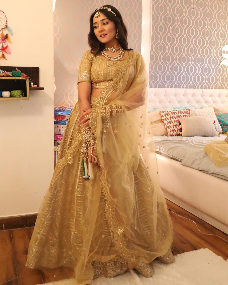 In Pics: Ashi Singh Turns Bride In Gold Lehenga 832190
