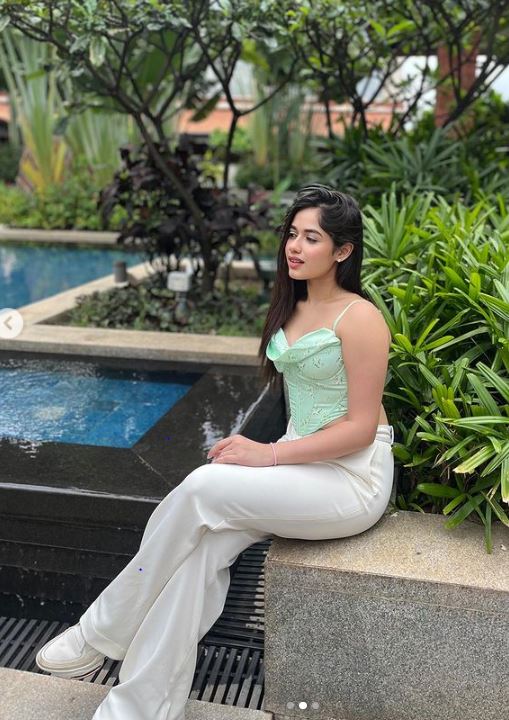 Jannat Zubair Puts Up A Throwback Picture In Stunning Casual Wear; Misses Being In Goa 823527