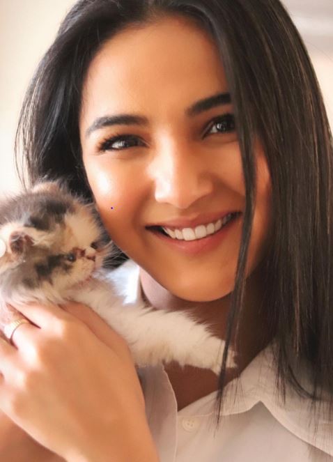 Jasmin Bhasin Shows Her Animal Love; Cuddles Her Pet In These Pics 823939