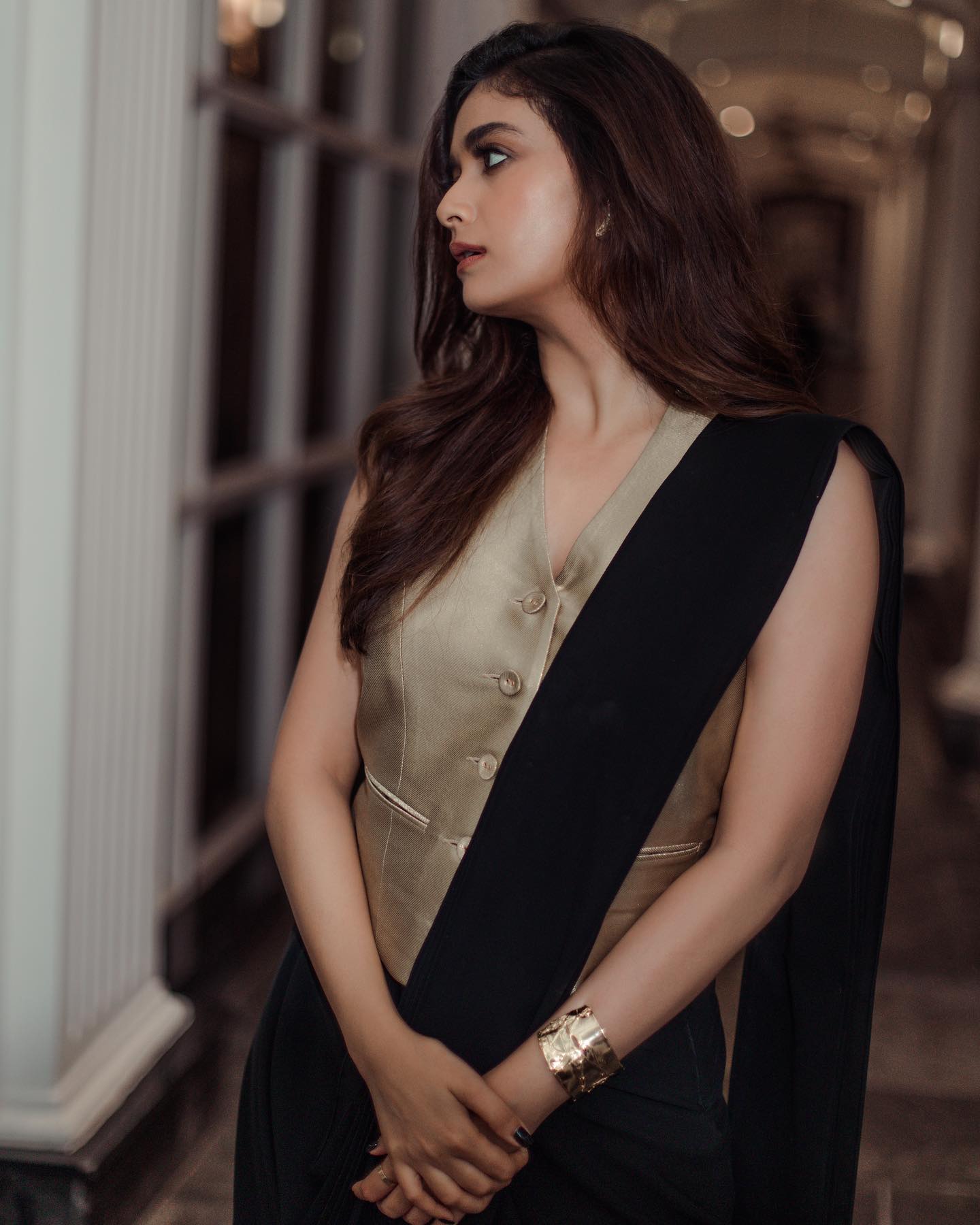 Keerthy Suresh brushes up her bossy babe style in black saree, take cues 832577